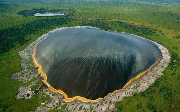 Вулканическое озеро в Африке.