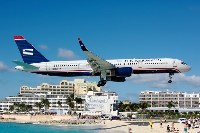 Maho Beach — один из самых необычных пляжей в мире. Буквально в 10-20 метрах над пляжем и туристами с грохо