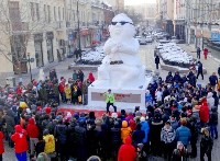 Снежный памятник исполнителю "Gangnam Style"