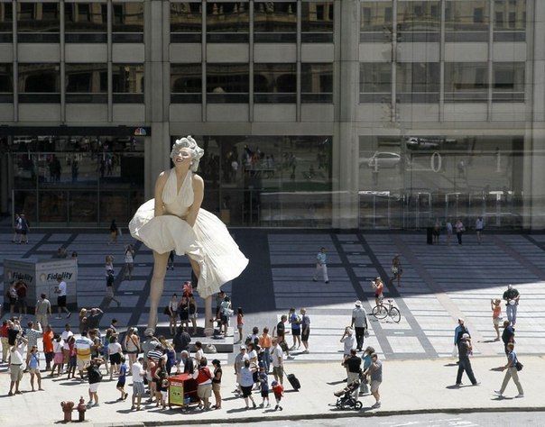 6-метровая скульптура Мэрилин Монро в Чикаго.