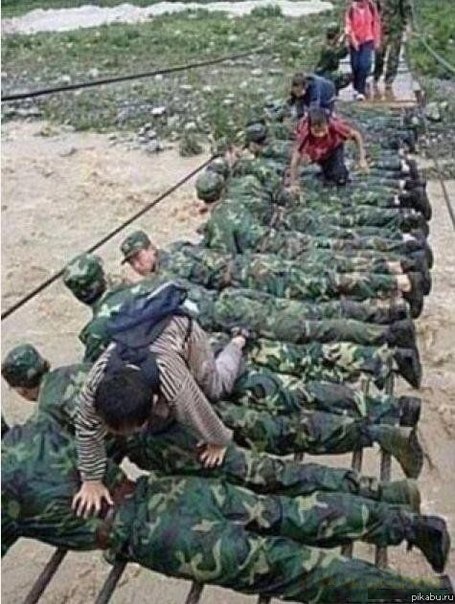 Армия Китая во время наводнения в прошлом году.
