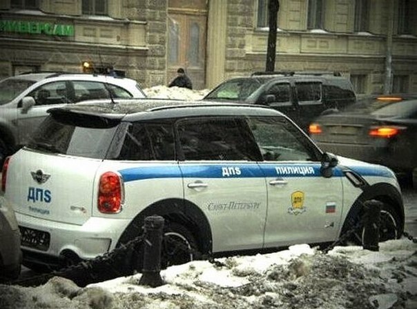 Автомобиль пИлиции ДПS в Санкт-Петербурге.