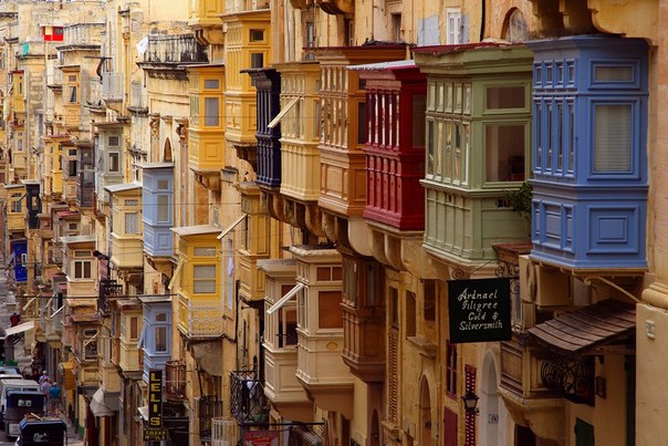 Цветные балконы на улице Валлетты, Мальта