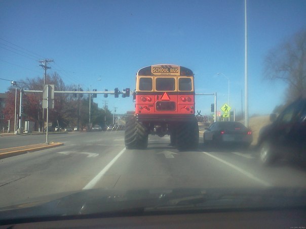Да, это - школьный автобус, и да - в нём дети