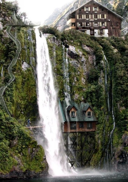 Дом под водопадом, Швейцария