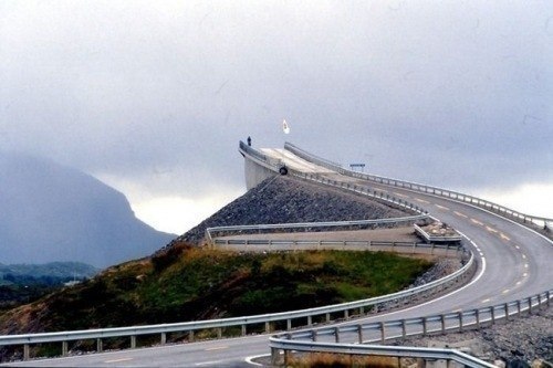 Этот мост находится в Норвегии. Когда едешь по нему, создае