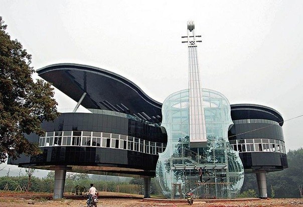 Этот уникальный дом в форме фортепиано со скрипкой недавн