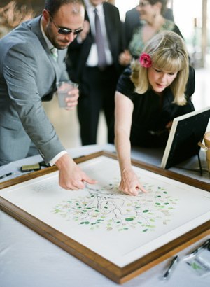 Идея на свадьбуДерево из отпечатков пальцев гостей