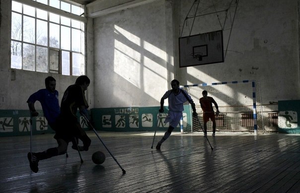 Игроки из местного футбольного клуба Ламан Аз, основанного жертвами мин, тренируются в спортивном зале в Гр