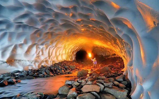 Ледяная пещера на Камчатке, Россия.