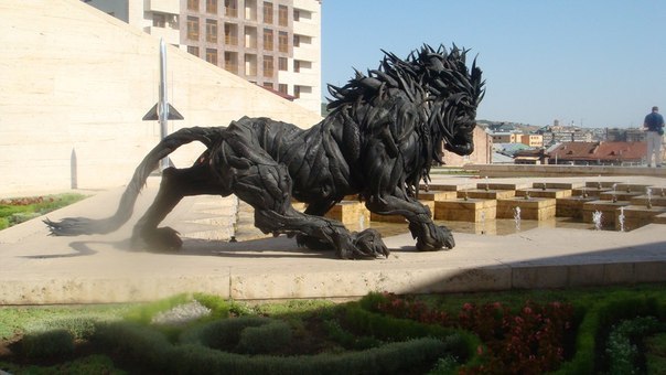 Лев из покрышек г. Ереван, Армения...