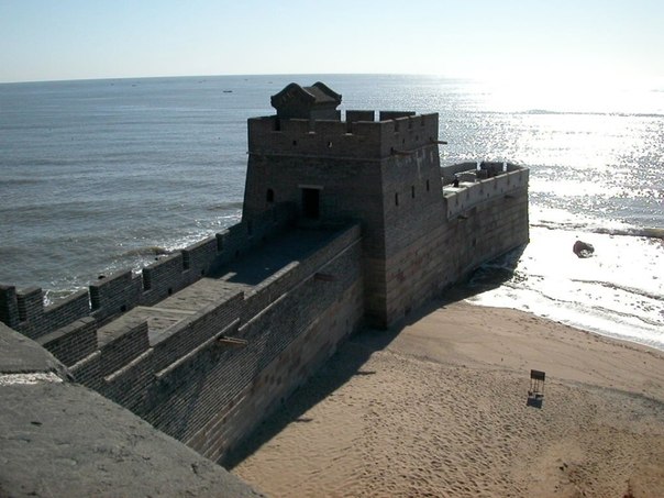 Место, где Великая китайская стена встречается с морем.