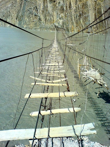 Мост, пересекающий реку Хунза является одним из самых ужас