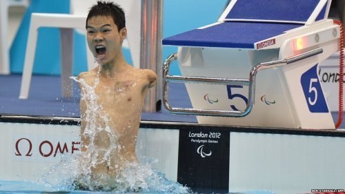 На фото китаец Чжен Тао и его эмоции по поводу паралимпийс