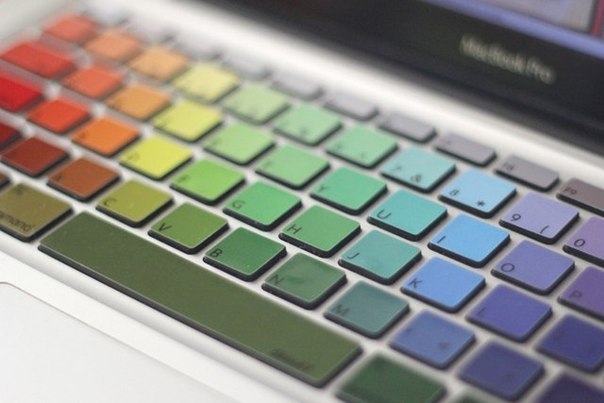Наклейки на клавиатуру цвета радуги.