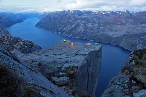 Ночлег на скалах Норвегии.