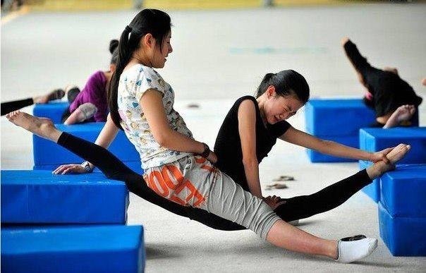Обычная тренировка китайских гимнасток