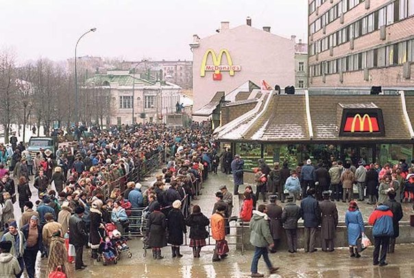 Очередь в первый московский МакДоналдс в 1991 году.