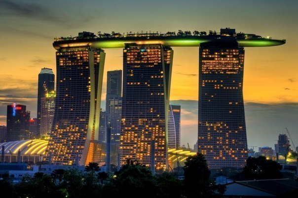 Один из самых необычных, высоких и дорогих отелей мира - Marina Bay Sands в Сингапуре.