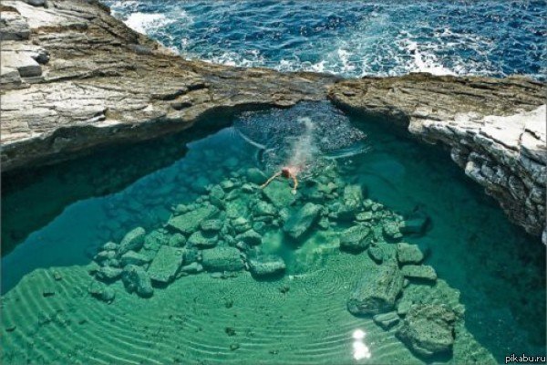 Природный бассейн в Греции