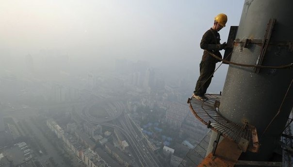 Рабочий на строительной площадке. Город Хэфэй, Китай.