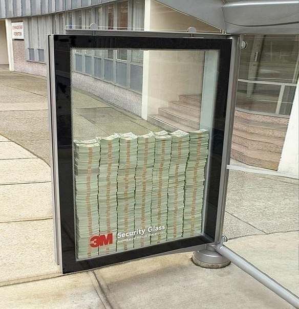 Реклама пуленепробиваемых стекол на одной из остановок Ка