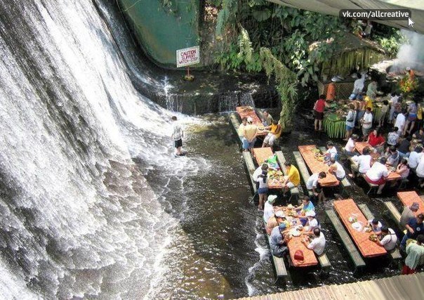 Ресторан у водопада, Филиппины.