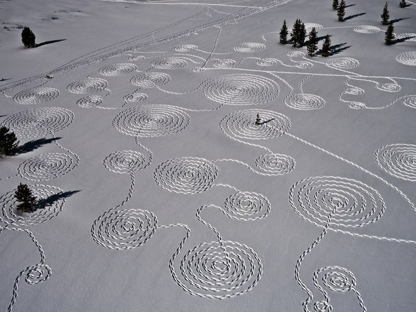 Рисунки на снегу, протоптанные художниками из Колорадо.