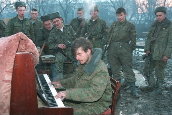 Русские солдаты играют. Грозный, Чечня. РФ. 28 января 1995 года