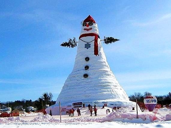 Самый большой снеговик.Самый большой снеговик был построен в 2008 году в США, в городке Бетель. Снеговик бы
