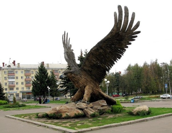 Скульптура Орла на привокзальной площади города Орла