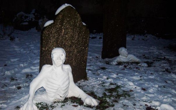 Снеговики на бристольском кладбище.
