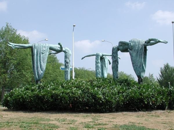 "Спящие" скульптуры от Elisabet Stienstra в Голландии.
