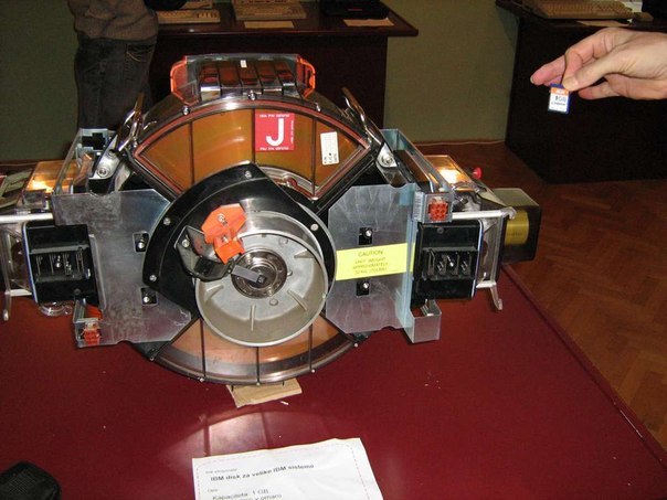 Так выглядел 1 Гб жесткий диск в 1981 году. Тогда он весил 34 кг