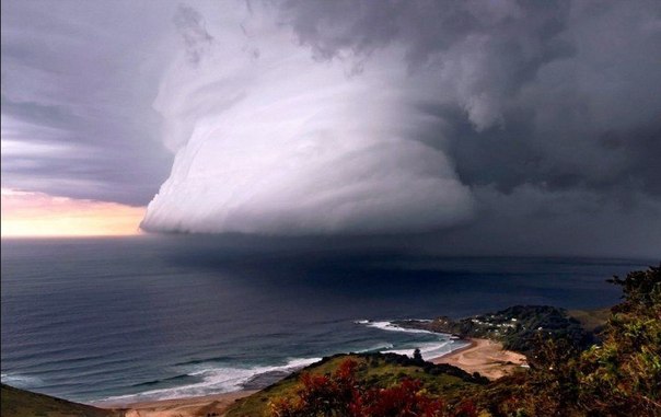 Ураган надвигается на пляж Эра недалеко от Сиднея
