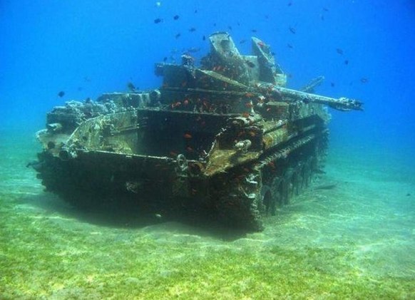 Затонувший танк времён войны.