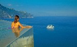 Бассейн в отеле Monastero Santa Rosa в Италии.