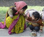 Двухлетняя дочь кормит свою мать.