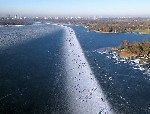 Катание на коньках на озере Paterswoldse Meer, расположенном к югу 