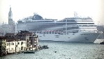 Круизный лайнер MSC Magnifica длиной 293 метра заходит в порт Вене