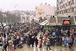 Очередь в первый московский МакДоналдс в 1991 году.