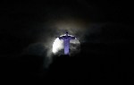 Полная Луна повисла над статуей Христа-Искупителя в Рио-де