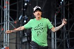 Солист группы Red Hot Chili Peppers Энтони Киддис во время концерта 