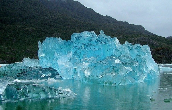Айсберг отколовшийся от ледника. Красиво!