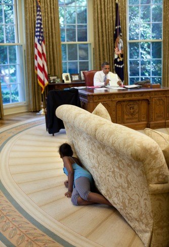 Барак Обама и его дочь Саша в Белом доме.