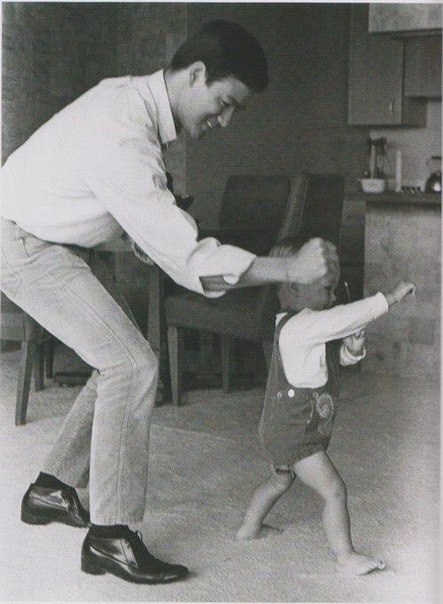 Брюс Ли и его сын Брэндон. 1967 г.