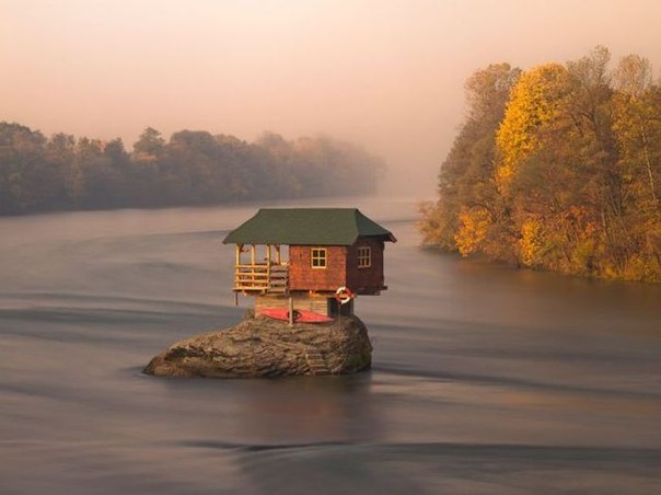 Дом посреди реки Дрина вблизи города Баина-Башта, Сербия.