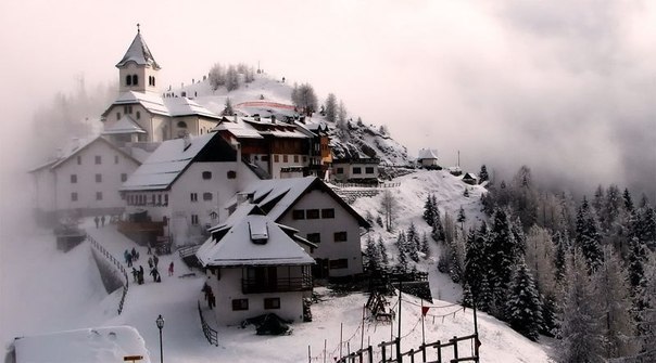 Домики в Альпах, Италия.