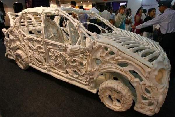 Экспонат выставки "Скелеты автомобилей" в GEM Museum of Contemporary Art