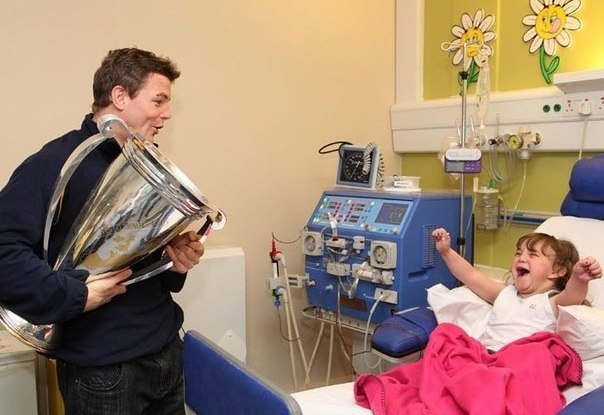 Ирландский игрок посетил юную болельщицу в больнице.